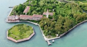 10. جزيرة بوفيجليا: البندقية ، إيطاليا - Poveglia Island: Venice, Italy