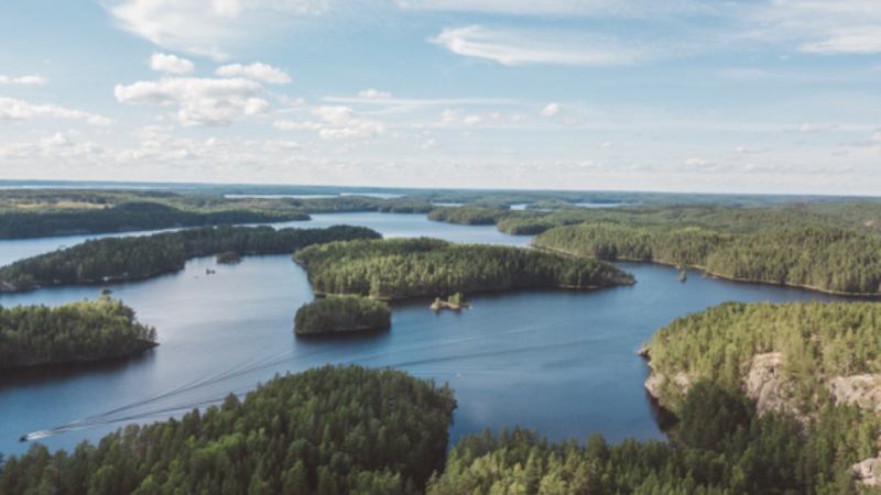 لماذا تسمى فنلندا بارض الالف بحيرة